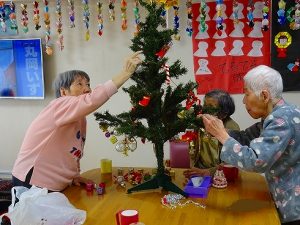 クリスマスツリーの飾り付け