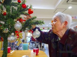 クリスマスツリーの飾り付け