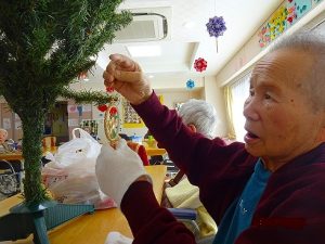 クリスマスツリーの飾り付け