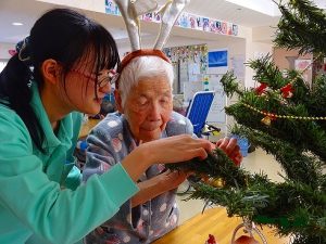 クリスマスツリーの飾り付け