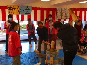 新年餅つき大会…大東グループホーム