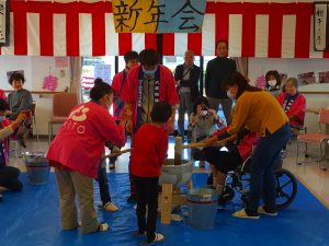 新年餅つき大会…大東グループホーム