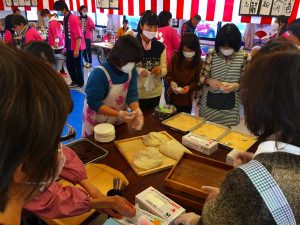 新年餅つき大会…大東グループホーム