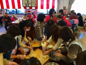 新年餅つき大会…大東グループホーム