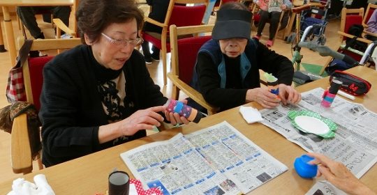 クラフト雛人形づくり…大東デイサービスセンター