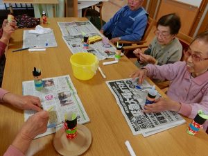 クラフト雛人形づくり…大東デイサービスセンター