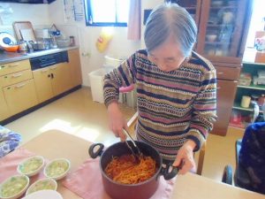 パスタづくり…大東グループホーム