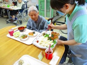 大東家の食卓…サンドイッチ・おにぎりバイキング