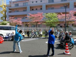 青空の下で初夏を感じる