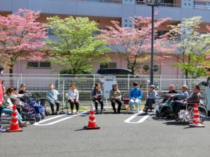 青空の下で初夏を感じる