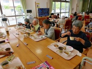 パン・おにぎりバイキング…大東デイサービスセンター