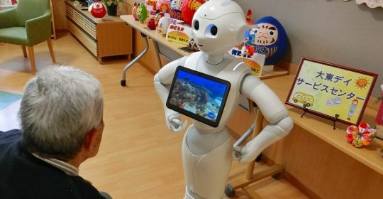 介護ロボット “ペッパー君” 活躍中！