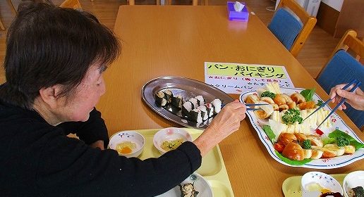 大好評！…パン・おにぎりバイキング