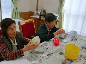 張り子だるま作り…１２月のクラフト