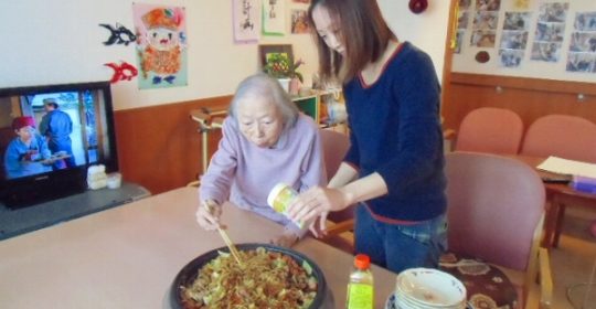 今日は“やきそば”にしよう！…大東グループホーム