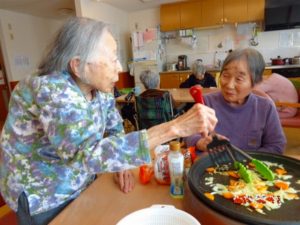 今日は“焼うどん”にしよう！…大東グループホーム