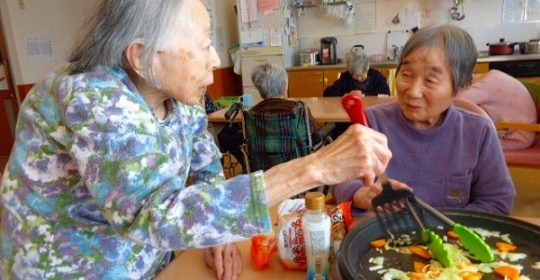 今日は“焼うどん”にしよう！…大東グループホーム