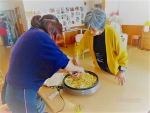 今日は“焼うどん”にしよう！…大東グループホーム