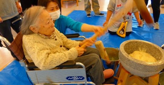 新年もちつき大会…大東グループホーム