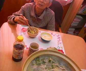 鍋を囲んで新年会を行いました♪