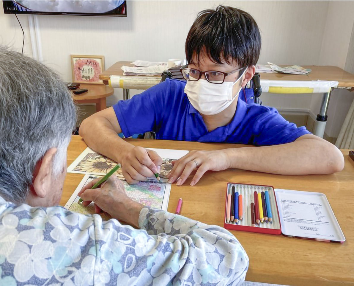ゴールドライフ大東で介護職に励む渡瀬智仁さん。利用者一人ひとりに寄り添い、やりがいを持って働いている様子＝大垣市